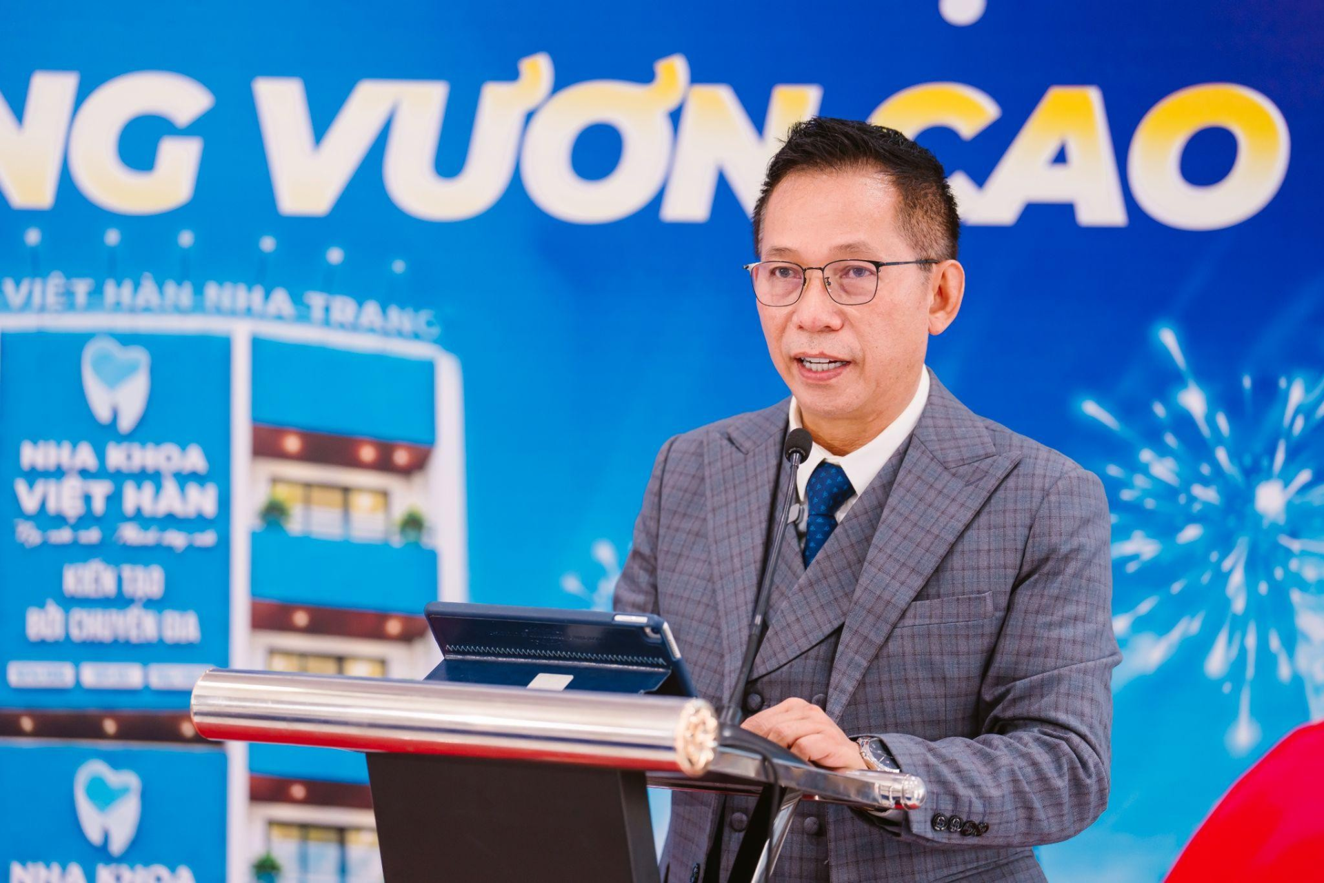 Đặng Văn Khoa - Giám đốc Nha khoa Việt Hàn phát biểu tại lễ kỷ niệm 10 năm thành lập.