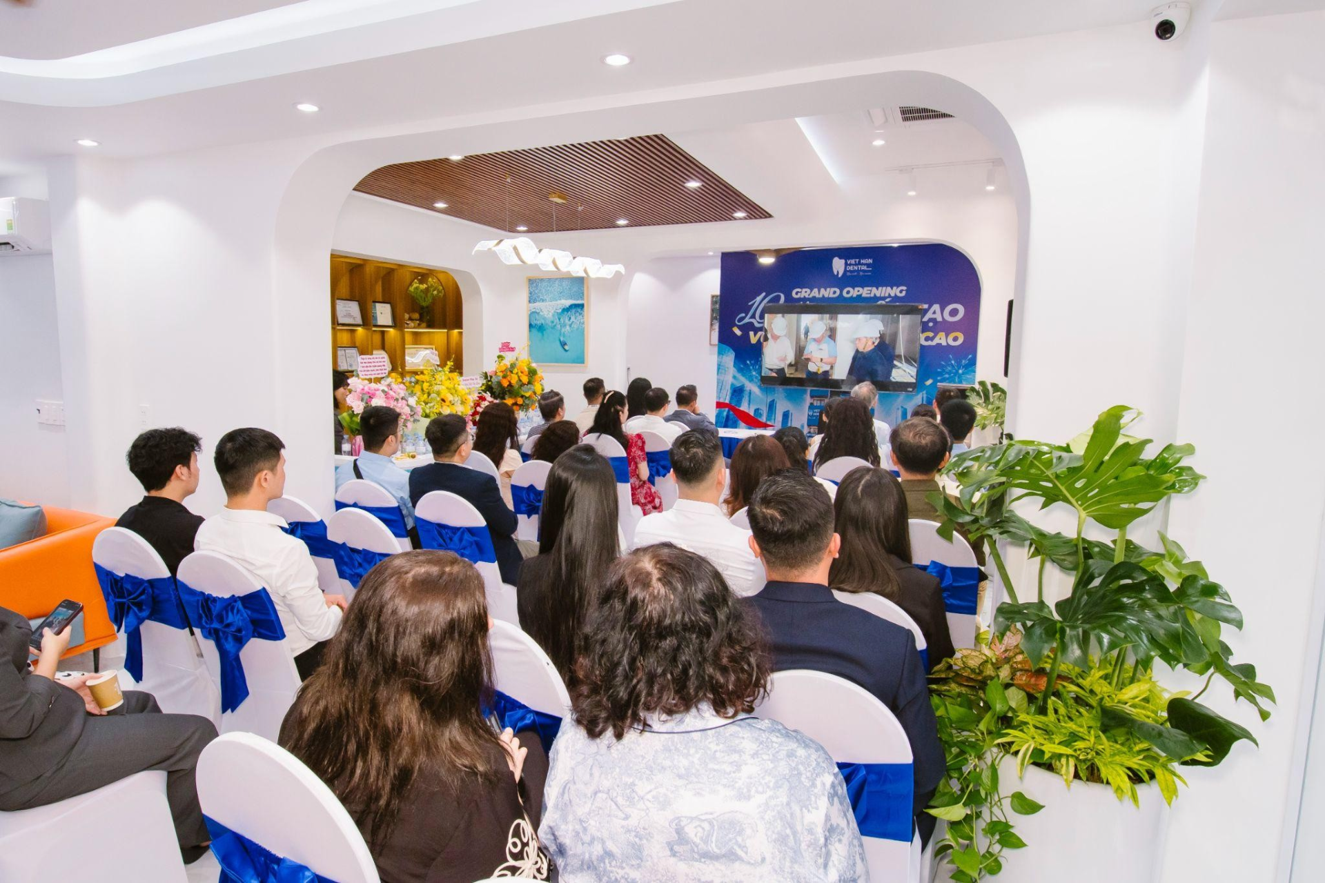 Khách hàng được tư vấn tại nha khoa Việt Hàn.