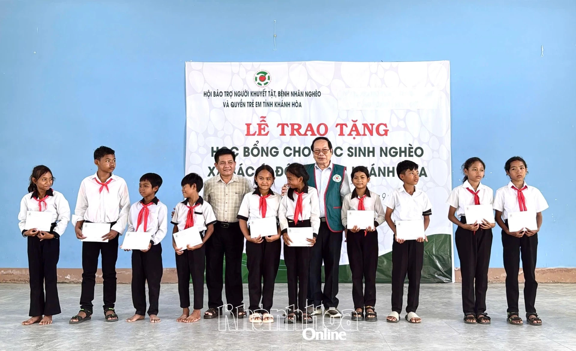 Bác sĩ Trương Tấn Minh - nguyên Chủ tịch Hội Bảo trợ người khuyết tật, 
bệnh nhân nghèo và quyền trẻ em tỉnh tặng học bổng cho học sinh dân tộc thiểu số.
