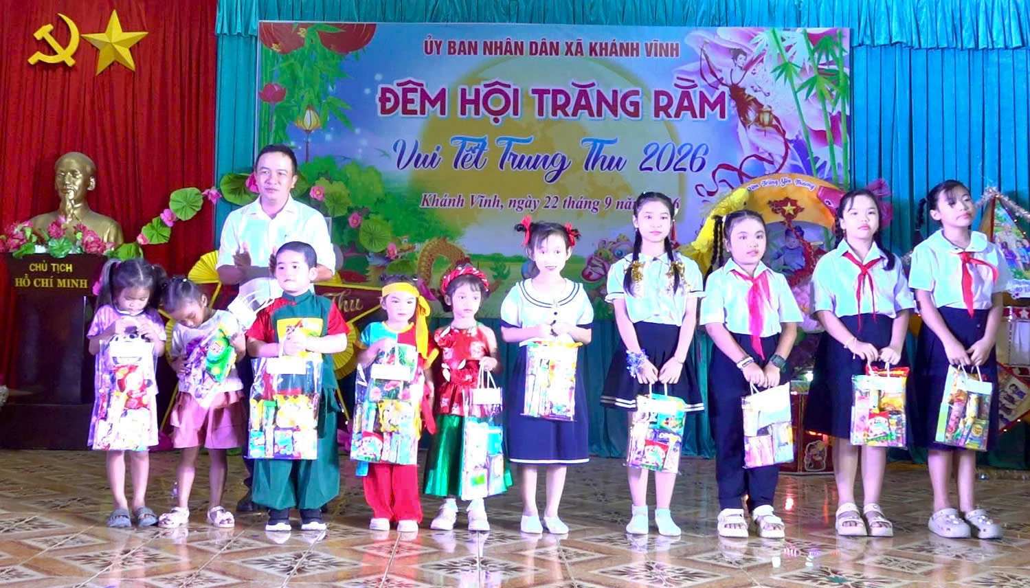 Lãnh đạo xã trao quà Trung thu cho các em học sinh. Ảnh: PHÙNG QUỲNH.
