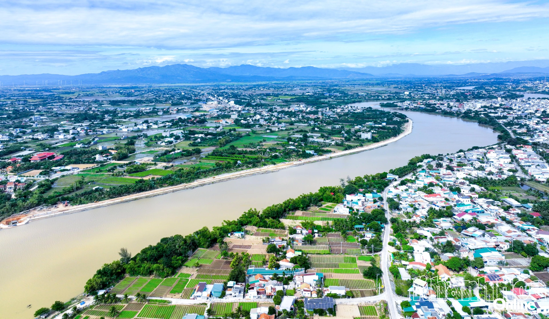 Sông Dinh đoạn chảy qua phường Phan Rang.