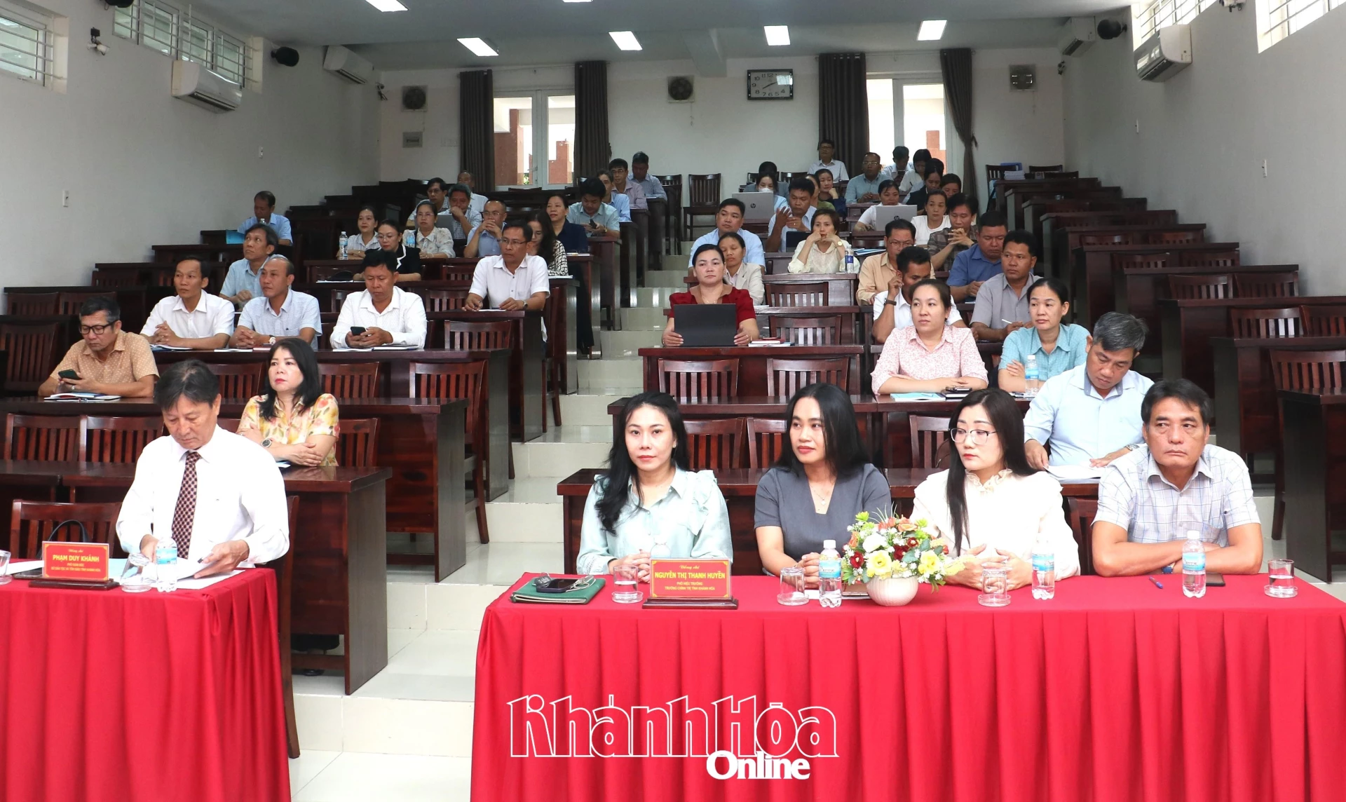 Các đại biểu tham dự khai giảng.