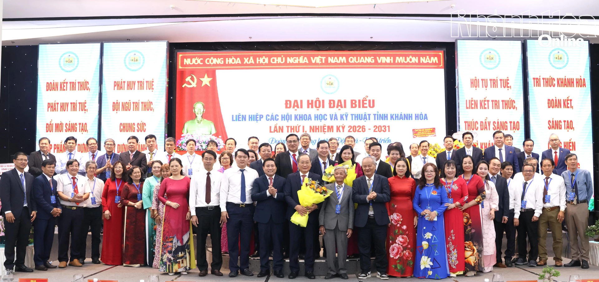 Các đồng chí: Nguyễn Quyết Chiến, Lâm Đông tặng hoa chúc mừng Ban Chấp hành Liên hiệp các Hội Khoa học và Kỹ thuật tỉnh nhiệm kỳ 2026 - 2031.