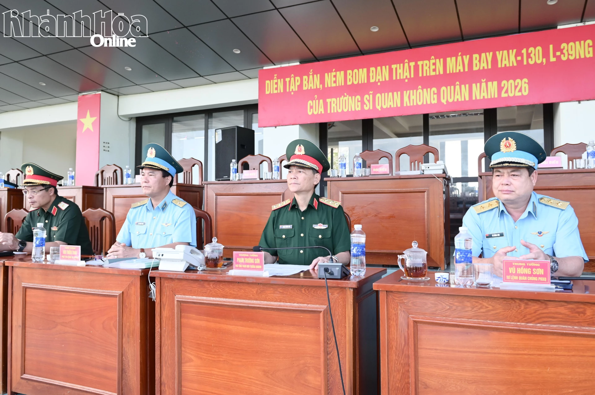Các đại biểu tham dự, chỉ đạo diễn tập.