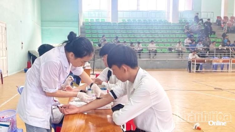 Cán bộ y tế Trung tâm Huyết học - Truyền máu Khánh Hòa lấy mẫu máu xét nghiệm sàng lọc bệnh tan máu bẩm sinh, thiếu máu thiếu sắt cho học sinh, sinh viên