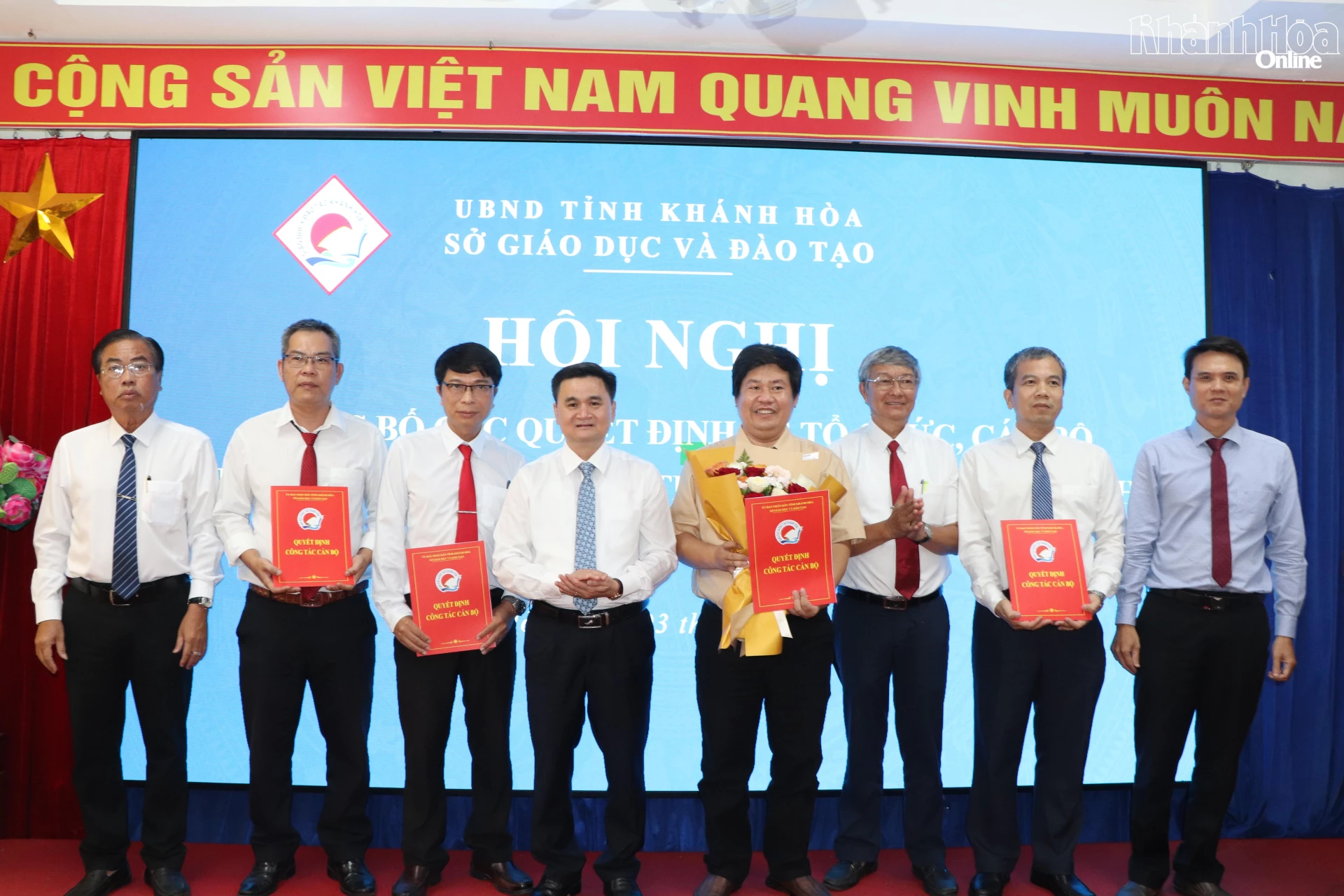Lãnh đạo Sở Giáo dục và Đào tạo trao quyết định cho Hiệu trưởng, Phó hiệu trưởng Trường THPT Nguyễn Chí Thanh. 