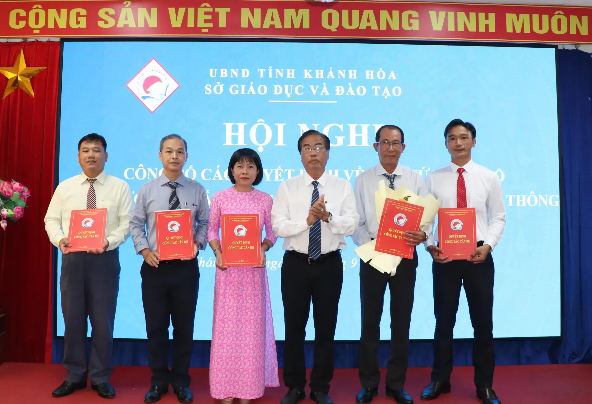 Lãnh đạo Sở Giáo dục và Đào tạo trao quyết định cho Hiệu trưởng, Phó Hiệu trưởng Trường THPT Nguyễn Văn Trỗi.
