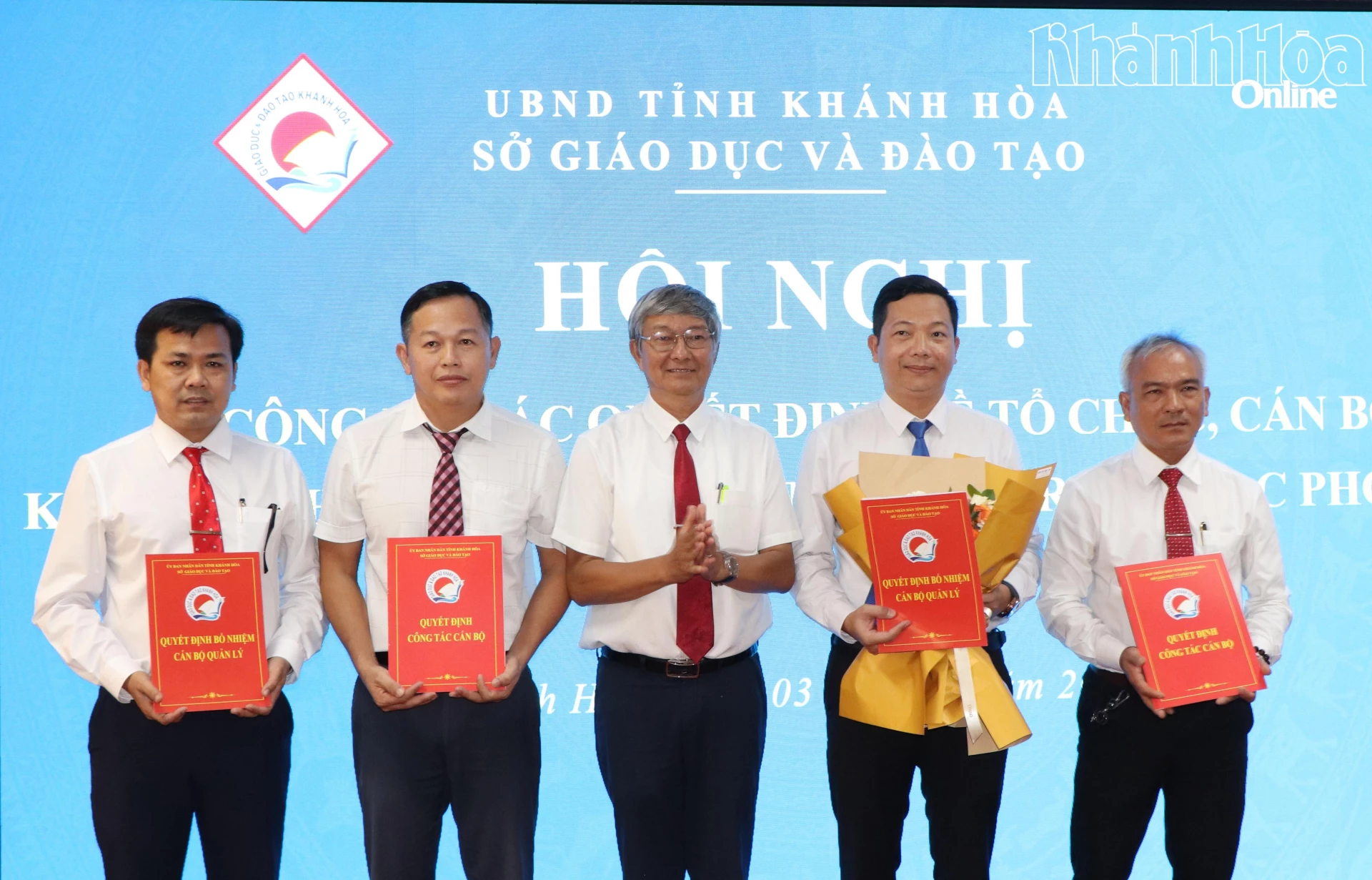Lãnh đạo Sở Giáo dục và Đào tạo trao quyết định cho Hiệu trưởng, Phó hiệu trưởng Trường THPT Trường THPT Trần Bình Trọng.