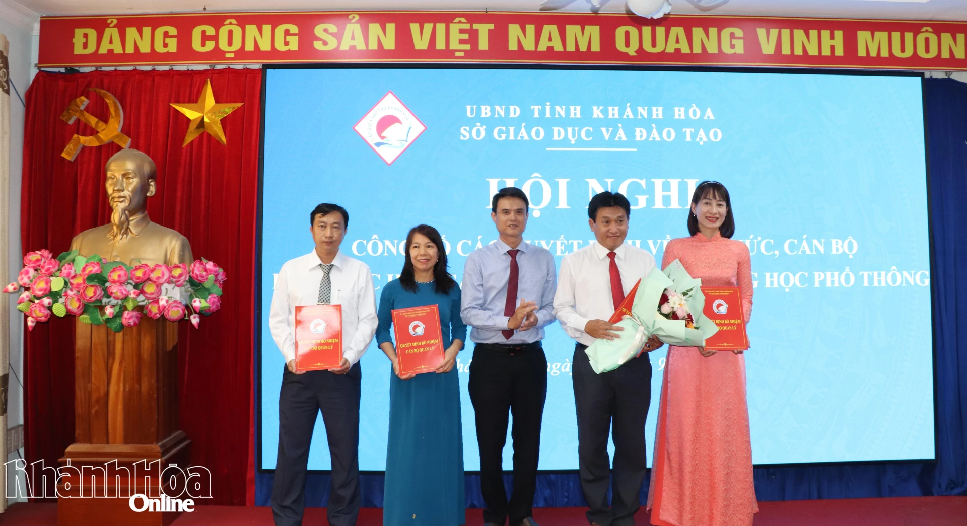 Lãnh đạo Sở Giáo dục và Đào tạo trao quyết định cho Hiệu trưởng, Phó hiệu trưởng Trường THPT Trường THPT Chu Văn An.