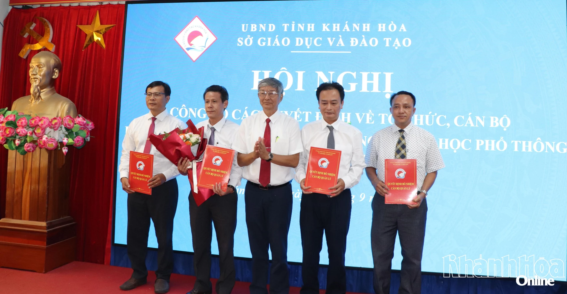 Lãnh đạo Sở Giáo dục và Đào tạo trao quyết định cho Hiệu trưởng, Phó hiệu trưởng Trường THPT Nguyễn Du - Ninh Sơn.