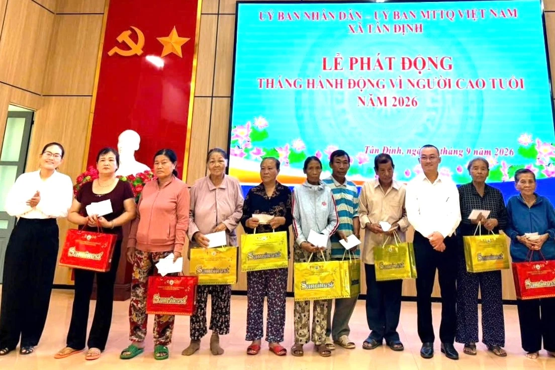 Lãnh đạo xã Tân Định trao quà cho người cao tuổi có hoàn cảnh khó khăn.