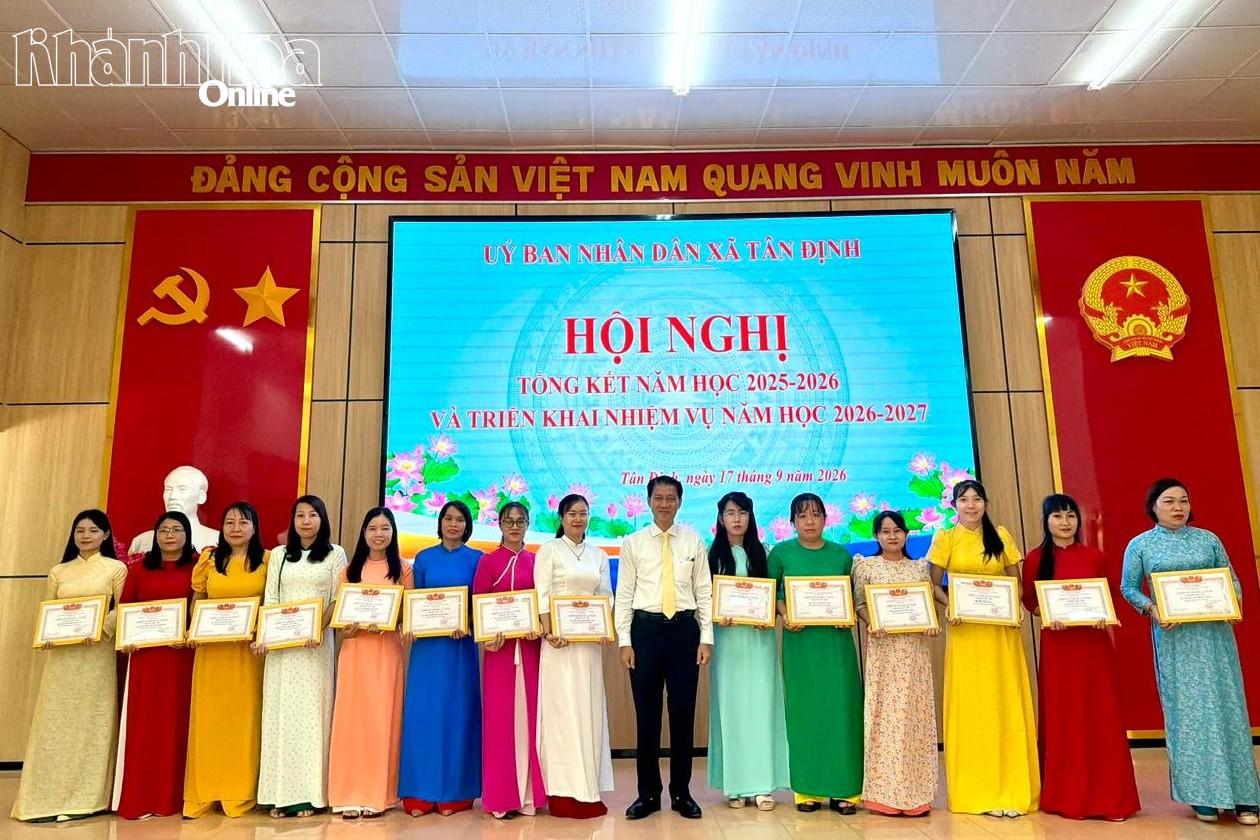 Lãnh đạo UBND xã Tân Định trao giấy khen cho các cá nhân. 