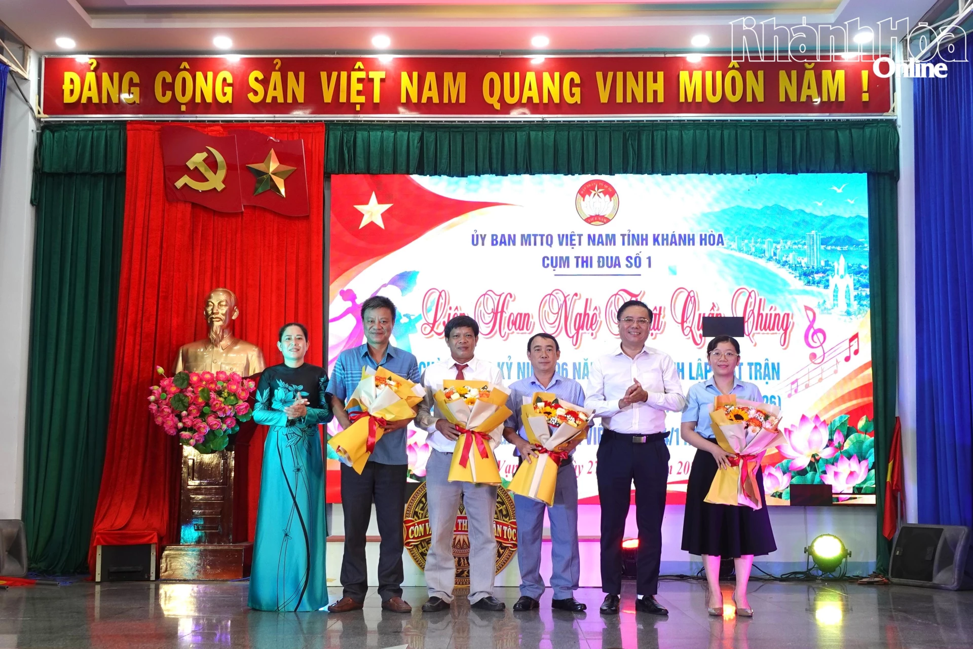 Ban tổ chức tặng hoa cho Ban giám khảo.