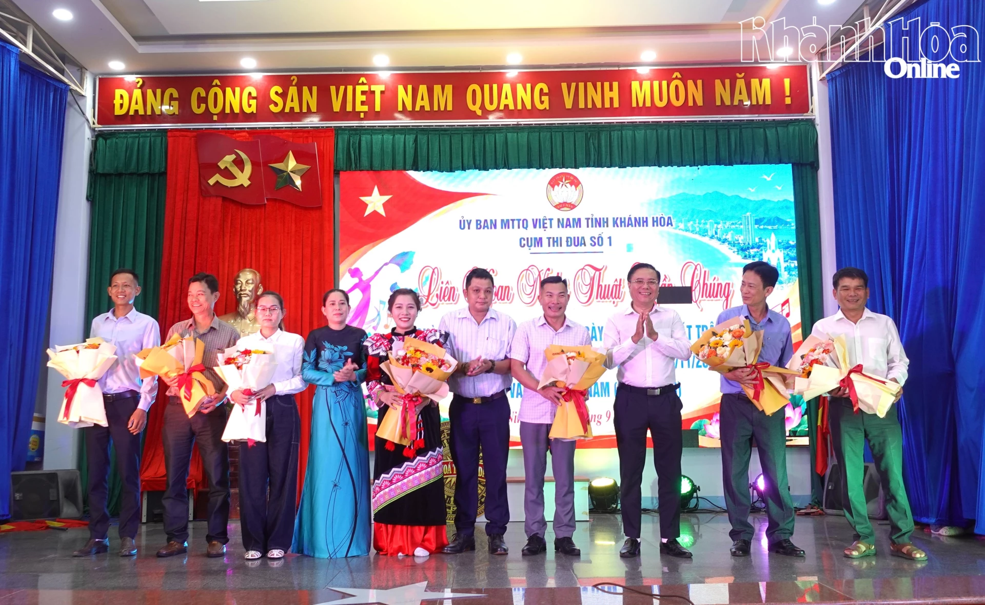 Đồng chí Nguyễn Trung Dũng tặng hoa cho 8 đội văn nghệ tại cụm thi đua số 1.