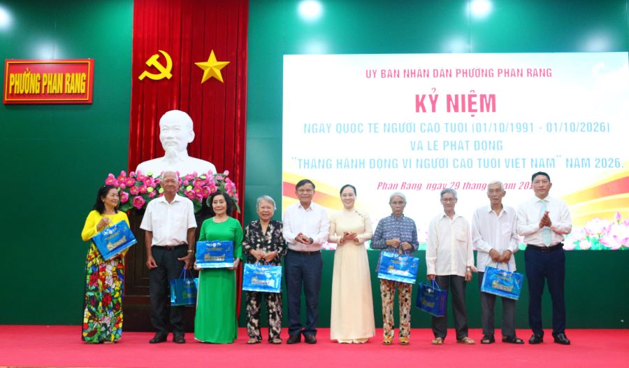 Lãnh đạo phường tặng quà cho hội viên người cao tuổi có hoàn cảnh đặc biệt khó khăn.