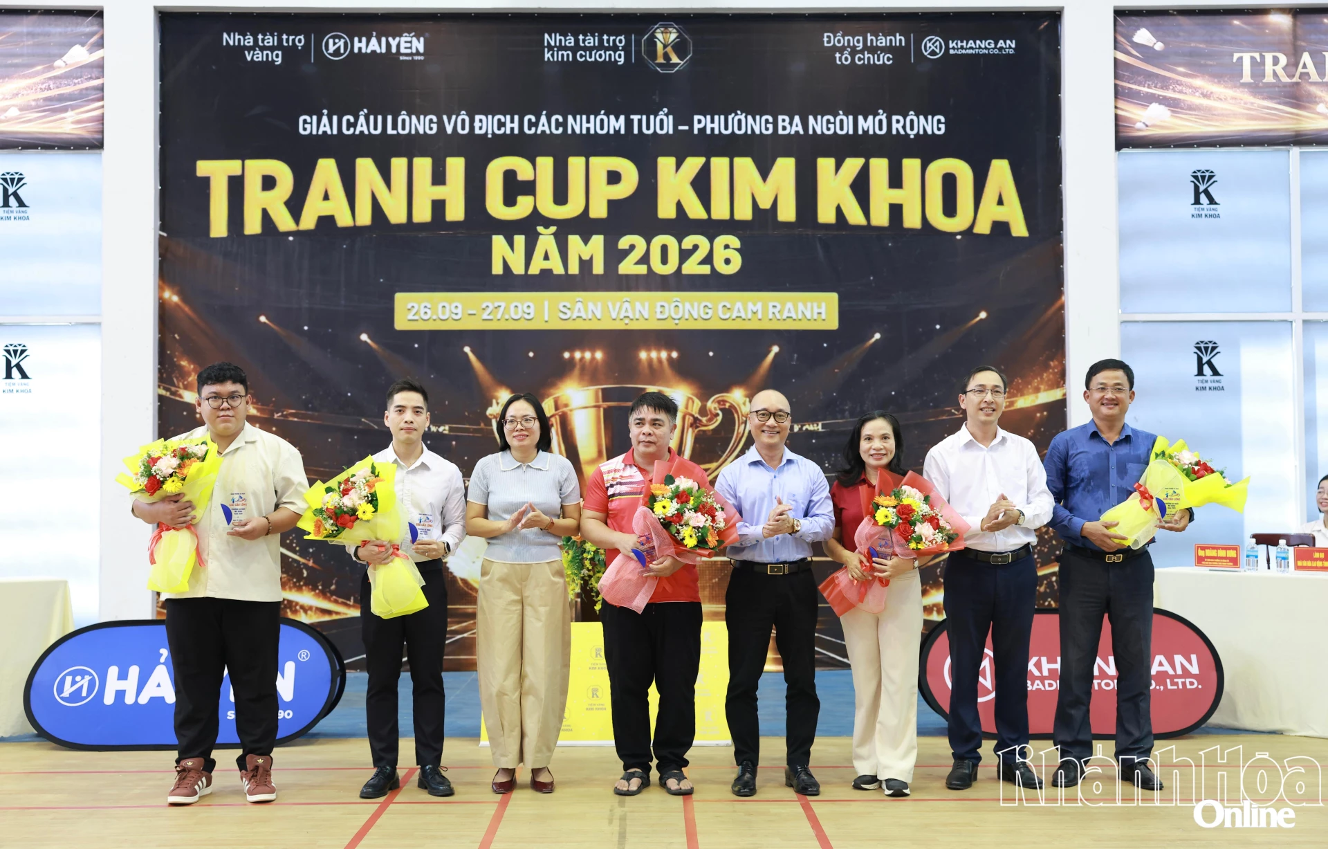 Ban Tổ chức tặng hoa các đơn vị đồng hành với giải đấu.