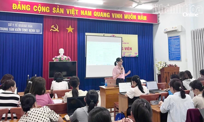 Gần 50 cán bộ y tế được tập huấn công tác quản lý chất thải y tế