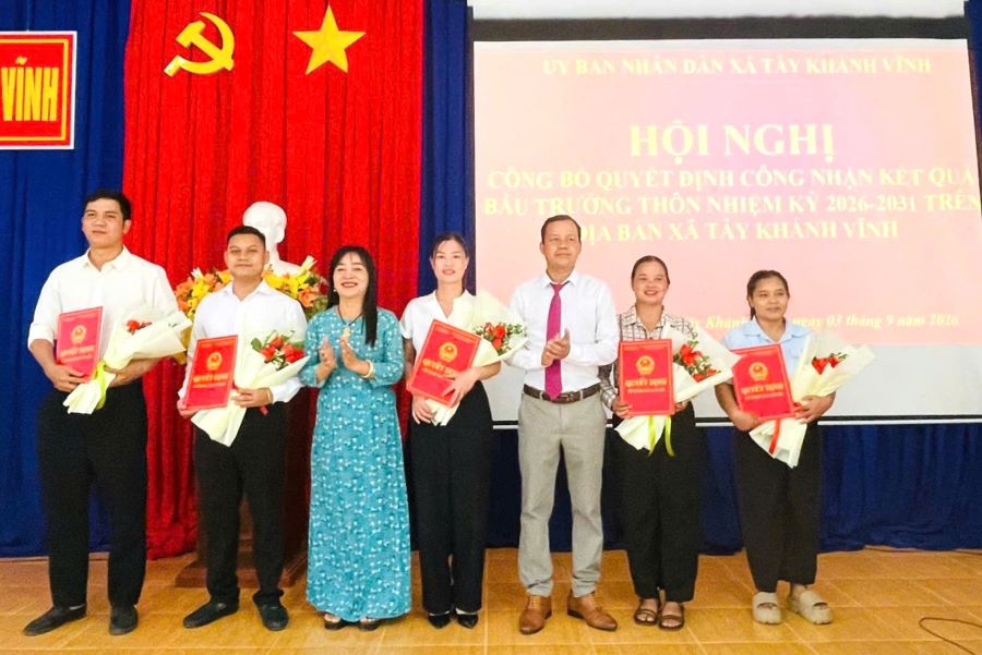 Lãnh đạo xã Tây Khánh Vĩnh trao quyết định công nhận trưởng thôn nhiệm kỳ 2026 - 2031.
