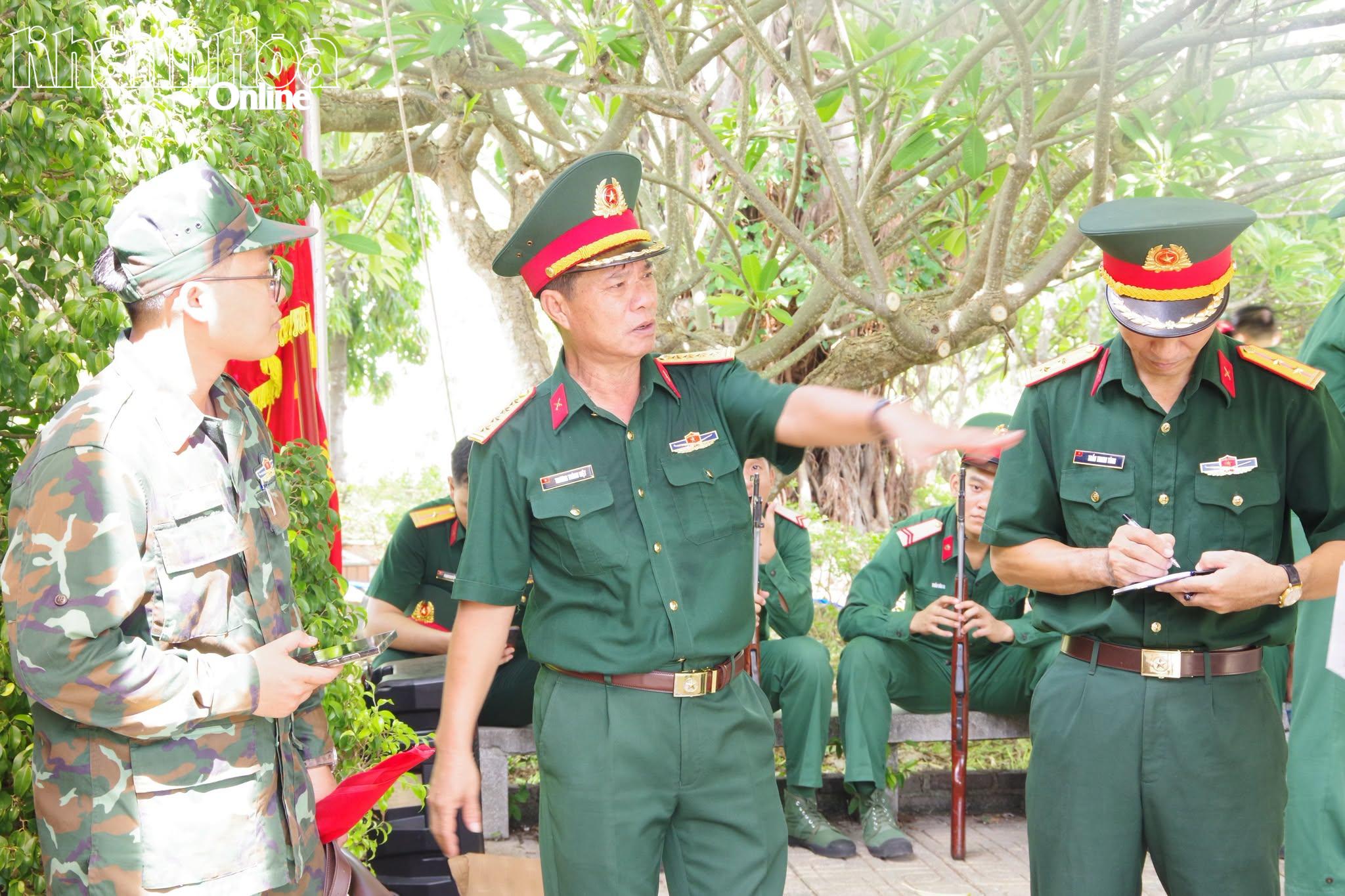 Luyện tập nội dung di chuyển hài cốt liệt sĩ đến ô mộ để an táng