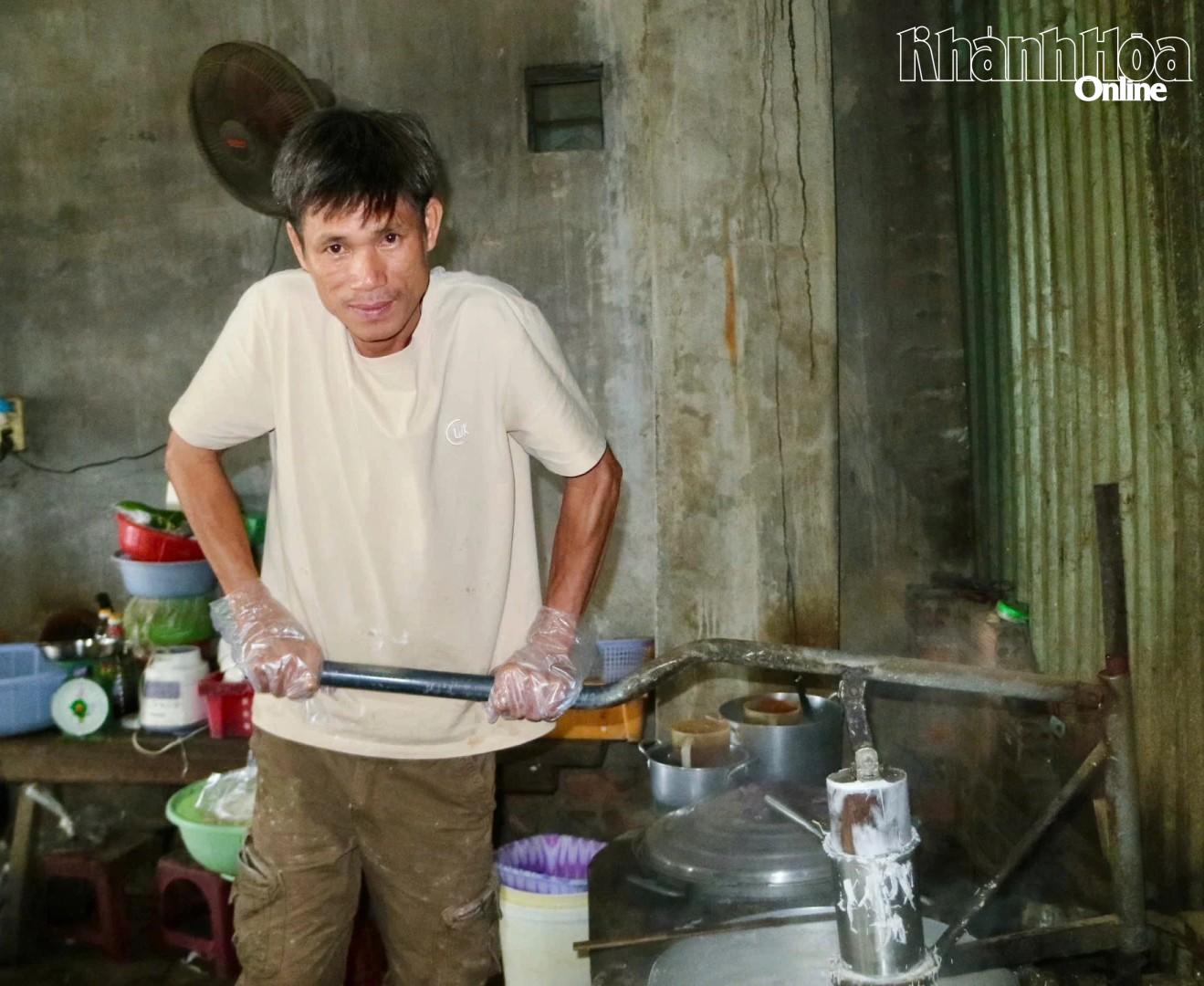 Anh Phạm Văn Phú ép khuôn thủ công để tạo sợi bún.