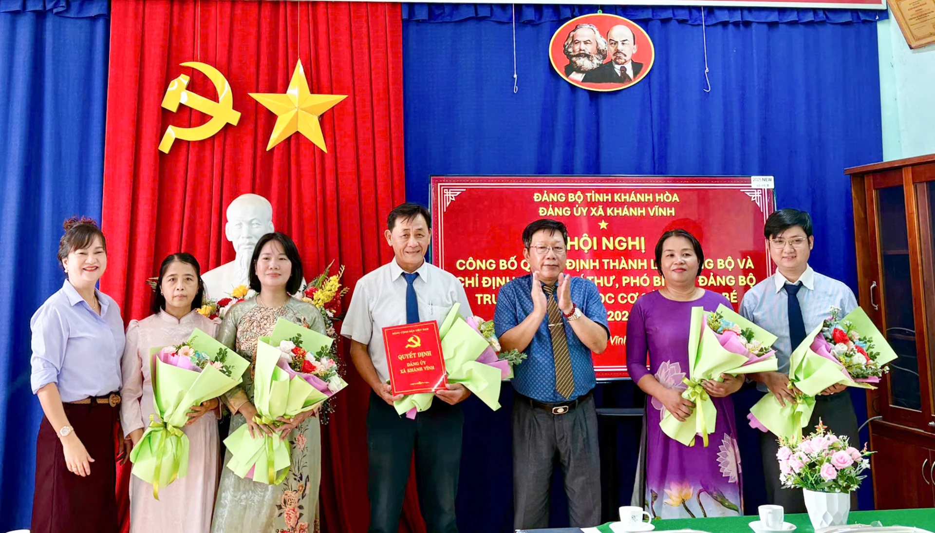 Ông Trương Việt Hùng – Phó Bí thư Thường trực Đảng ủy xã trao quyết định chỉ định Ban Chấp hành Đảng bộ Trường THCS Cao Văn Bé. Ảnh: PHÙNG QUỲNH.