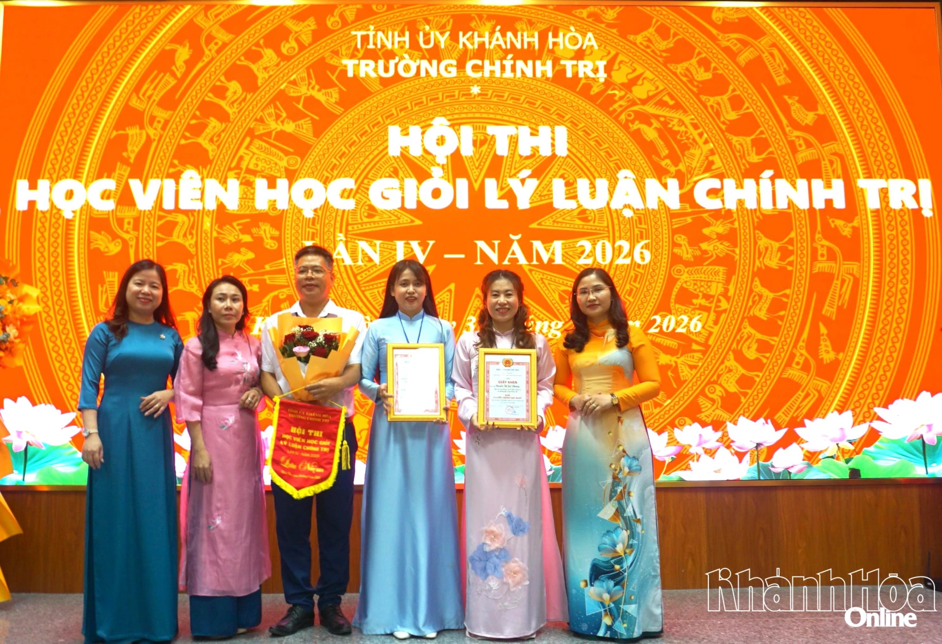Lãnh đạo Trường Chính trị tỉnh trao giấy khen cho đội đạt giải nhất và thí sinh thuyết trình hay nhất.