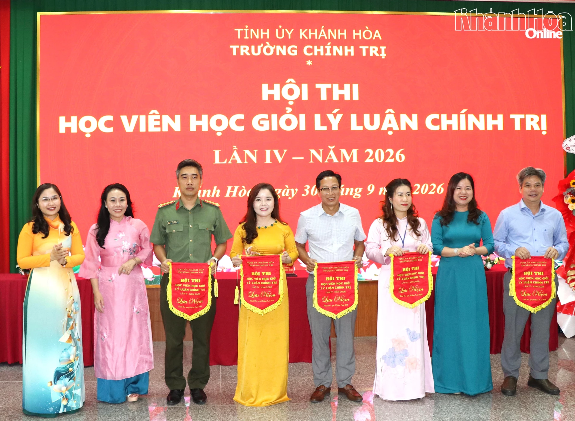 Lãnh đạo Trường Chính trị tỉnh tặng cờ lưu niệm cho các đội tham gia hội thi.