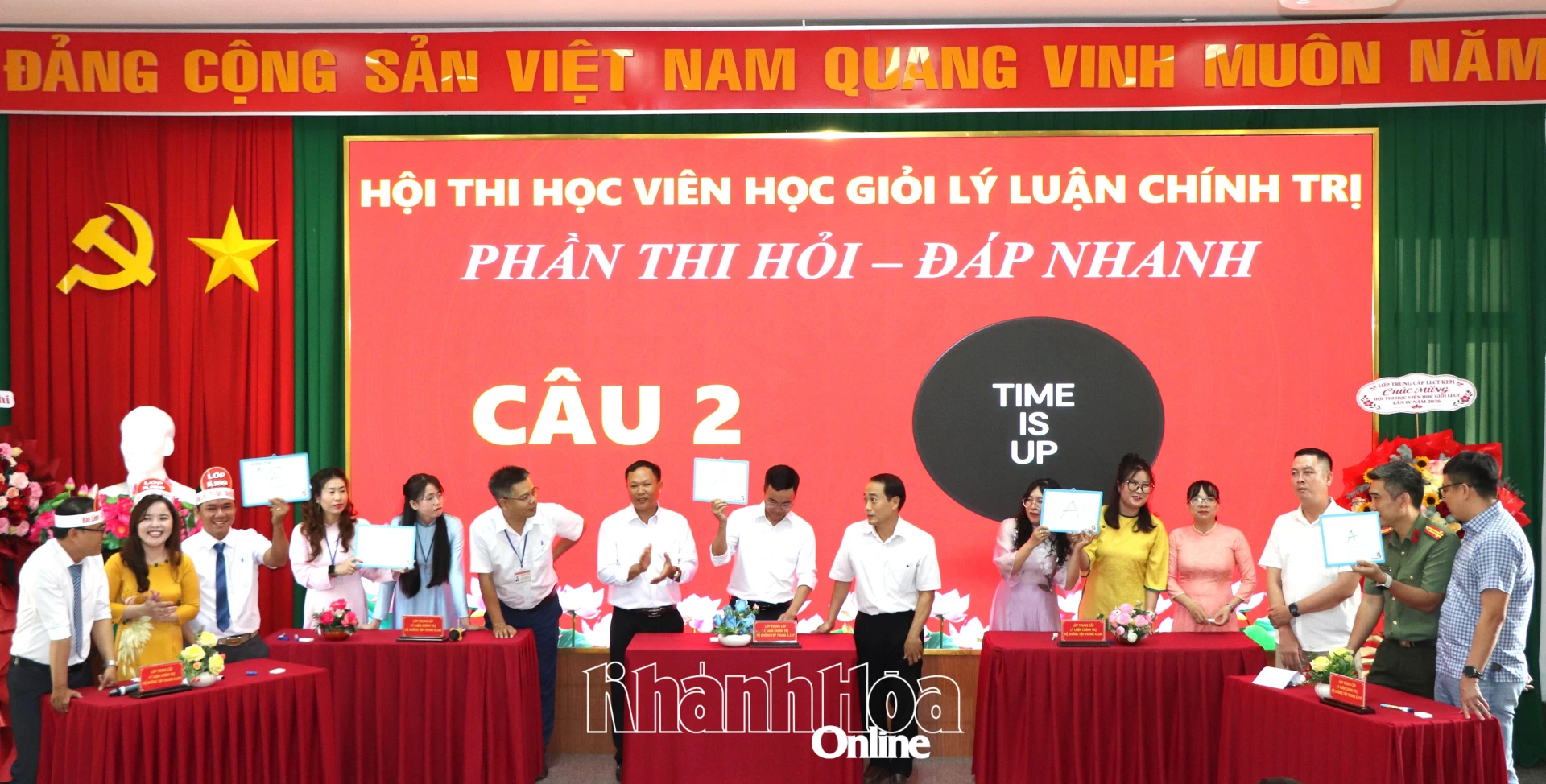 Các đội tham gia phần thi Hỏi - đáp nhanh.