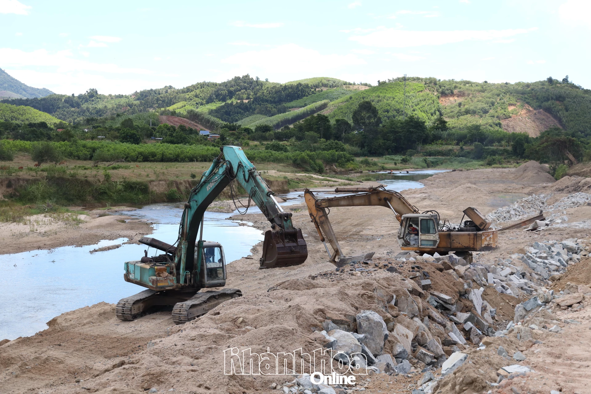 Công trình phòng, chống lũ lụt tại xã Tây Khánh Vĩnh đang được gấp rút hoàn thành.