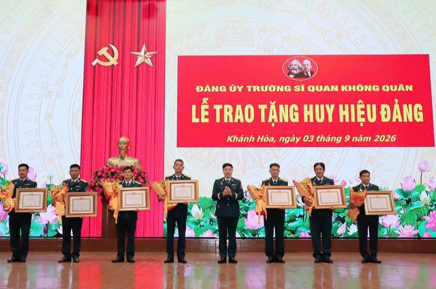 Thiếu tướng Lê Văn Uy - Bí thư Đảng ủy, Chính ủy Trường Sĩ quan Không quân trao huy hiệu 30 năm tuổi Đảng cho các đảng viên.