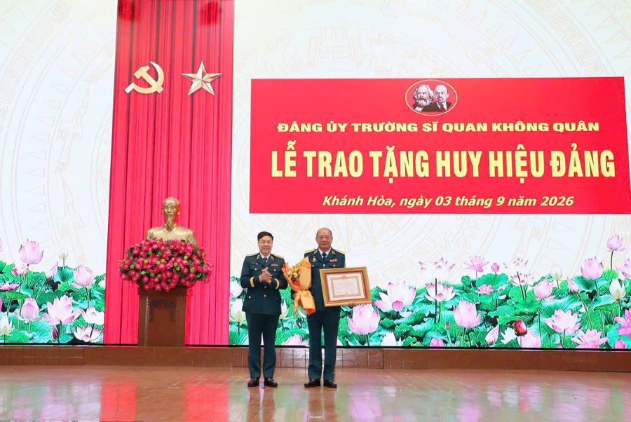 Thiếu tướng Lê Văn Uy - Bí thư Đảng ủy, Chính ủy Trường Sĩ quan Không quân trao huy hiệu 35 năm tuổi Đảng cho đồng chí Hiệu trưởng Nhà trường.