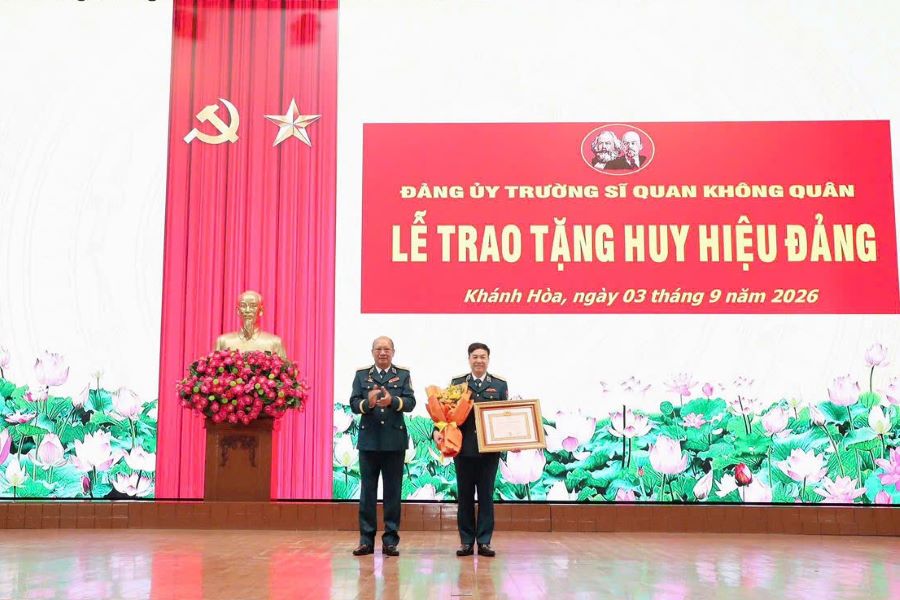 Thiếu tướng Ngô Vĩnh Phúc - Phó Bí thư Đảng ủy, Hiệu trưởng Trường Sĩ quan Không quân trao huy hiệu 30 năm tuổi Đảng cho đồng chí Chính ủy Trường.