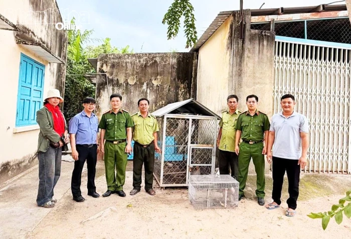 Người dân tự nguyện giao nộp 2 cá thể khỉ cho cơ quan chức năng