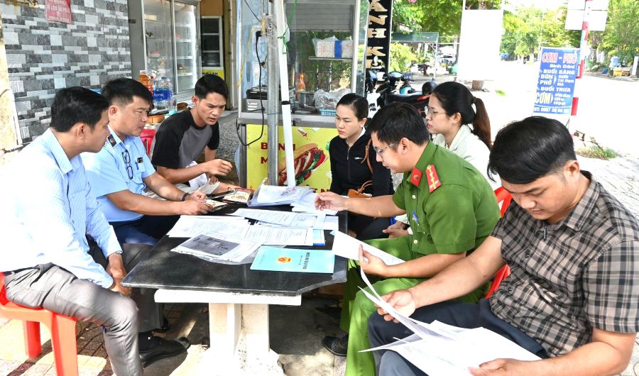 Ông Nguyễn Đình Duy - Đại diện Đội Quản lý thị Trường số 5 làm Phó đoàn và các thành viên chuyên môn thuộc xã Thuận Bắc kiểm tra tại cơ sở sản xuất, kinh doanh Viên Hoa tại thôn Ấn Đạt, sản xuất và bán các sản phẩm bánh kem sữa tươi; bánh mì thịt, trứng..