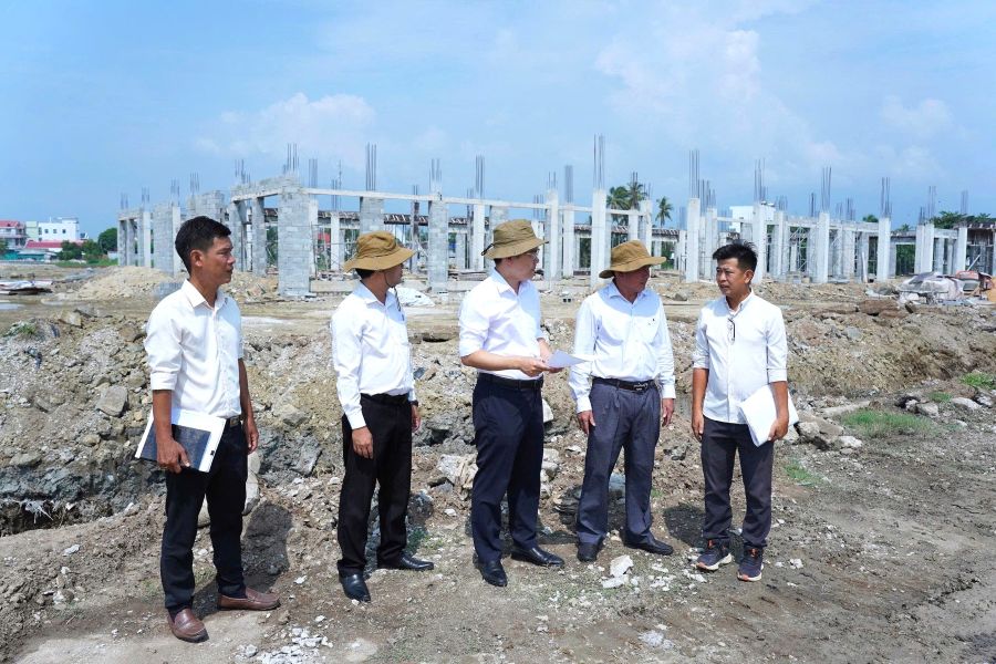 Thường trực Đảng ủy xã nghe nhà thi công báo cáo tiến độ chợ trung tâm.
