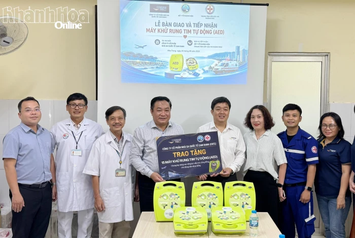 Công ty Cổ phần Nhà ga quốc tế Cam Ranh tặng 15 máy khử rung tim tự động cho Sở Y tế