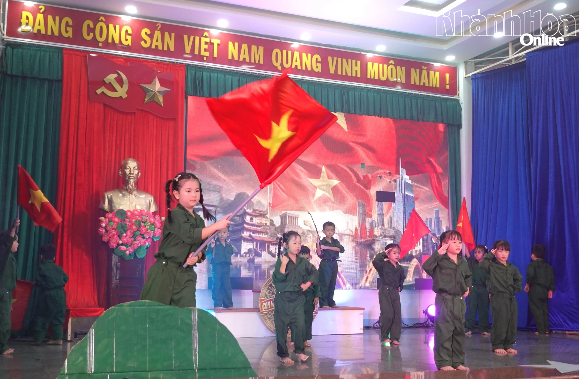 Tiết mục thi diễn do các bạn thiếu nhi xã Vạn Thắng thể hiện.