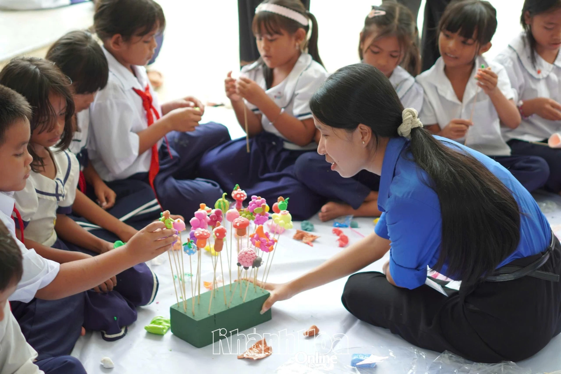 Học sinh Trường Tiểu học và THCS Suối Dầu (phân hiệu 2) cùng nặn tò he.