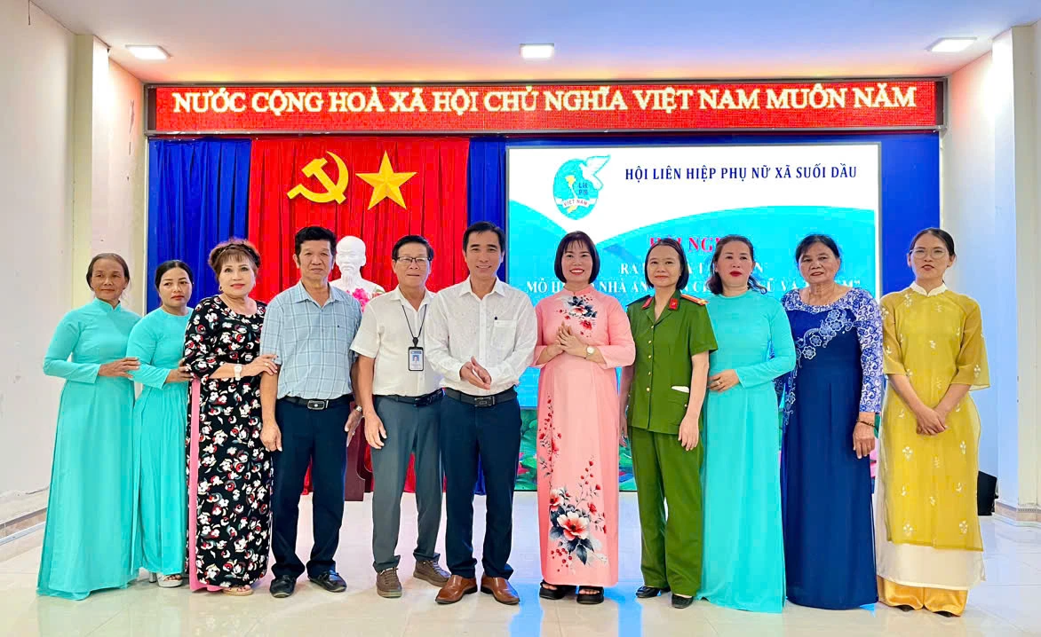 Tổ vận hành mô hình “Nhà an toàn cho phụ nữ và trẻ em” ra mắt tại chương trình.