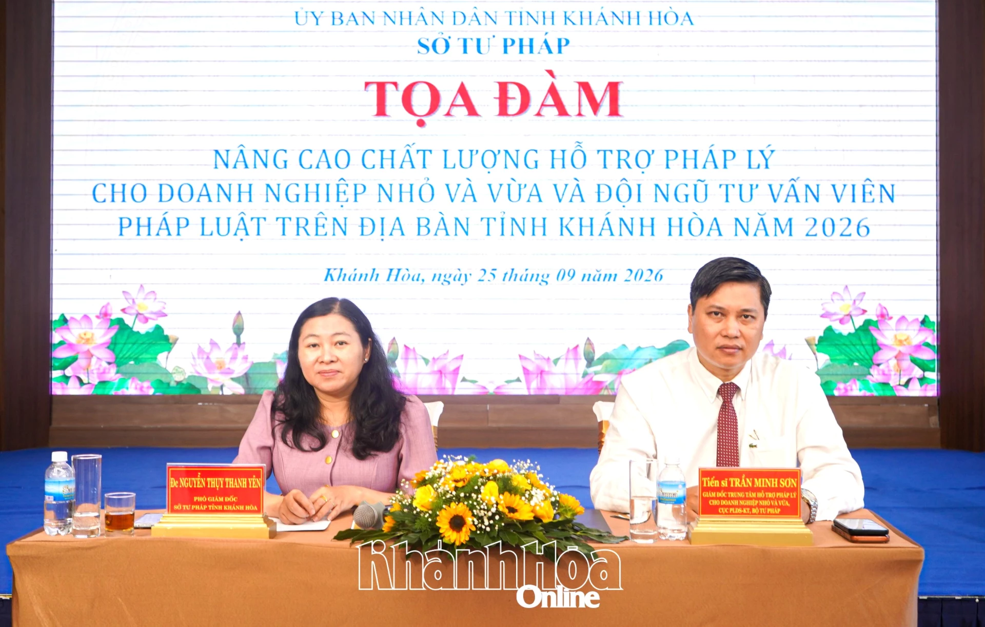 Các đại biểu chủ trì tọa đàm.