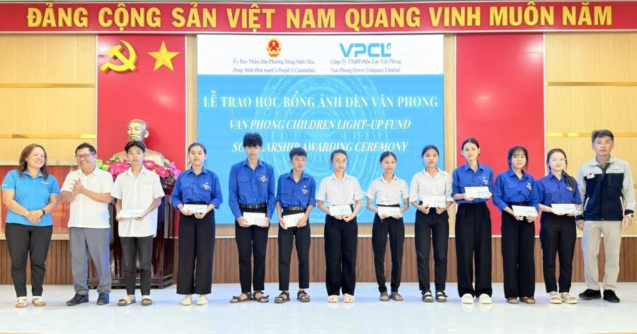 Lãnh đạo Công ty TNHH Điện lực Vân Phòng và lãnh đạo UBND phường Đông Ninh Hoà trao học bổng cho học sinh cấp THPT phường