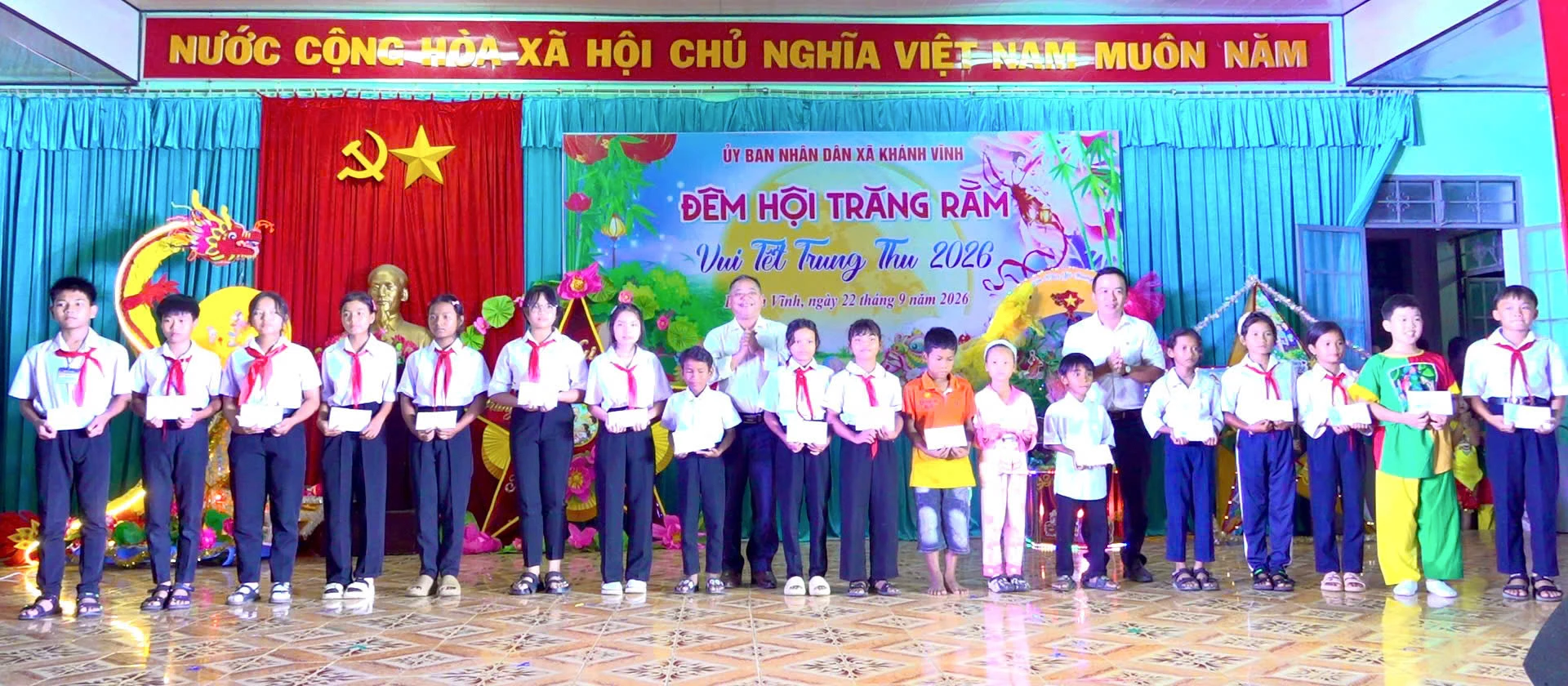 Lãnh đạo xã Khánh Vĩnh trao học bổng từ nguồn hỗ trợ của Quỹ Khuyến học khuyến tài tỉnh cho các em học sinh. Ảnh: PHÙNG QUỲNH.