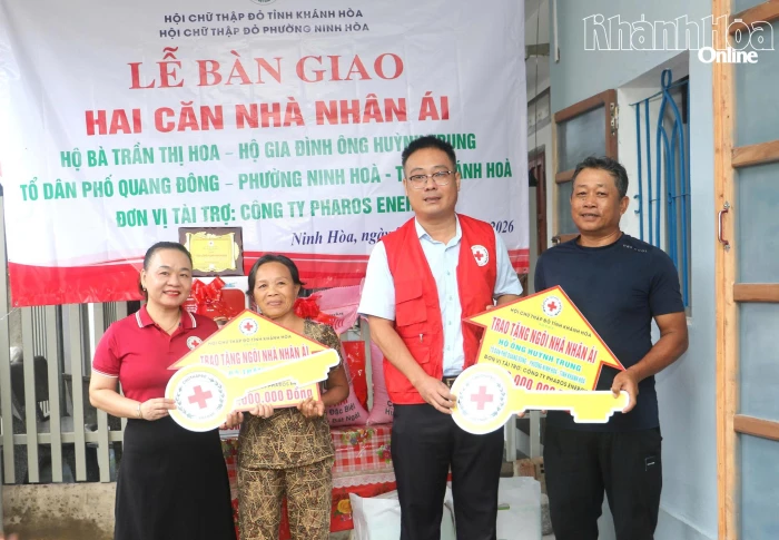 Bàn giao 2 căn nhà Nhân ái cho hộ khó khăn tại phường Ninh Hòa