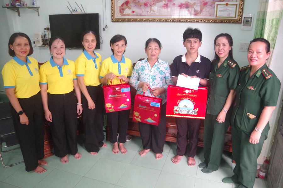 Các đơn vị trao học bổng và quà cho em Lê Công Huy.