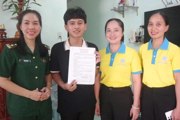 Hội Phụ nữ Bộ đội Biên phòng tỉnh Khánh Hòa phối hợp trao học bổng cho sinh viên mồ côi