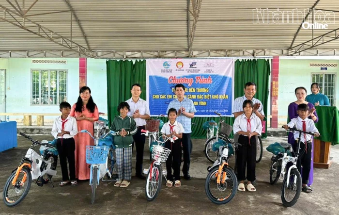 Tặng xe đạp và quà cho học sinh ở xã Nam Khánh Vĩnh