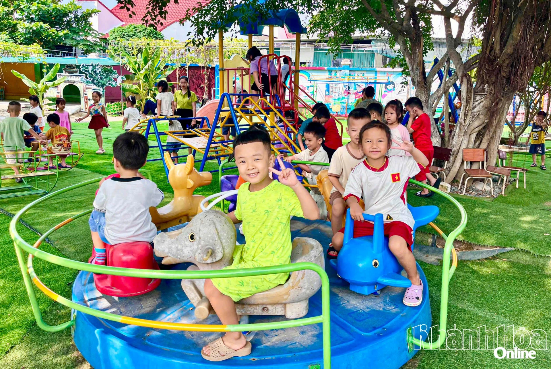 Trẻ em vui chơi tại Trường Mầm non Diên Khánh.