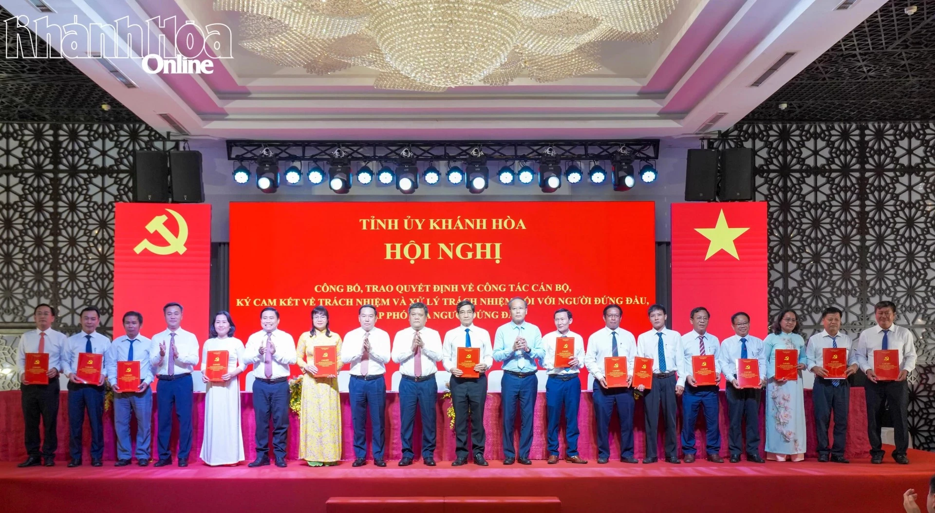 Thường trực Tỉnh ủy chứng kiến lãnh đạo Văn phòng Tỉnh ủy, Trung tâm Xúc tiến Đầu tư, Thương mại và Du lịch tỉnh cùng lãnh đạo các xã: Mỹ Sơn, Anh Dũng, Bác Ái, Bác Ái Đông ký cam kết về trách nhiệm.