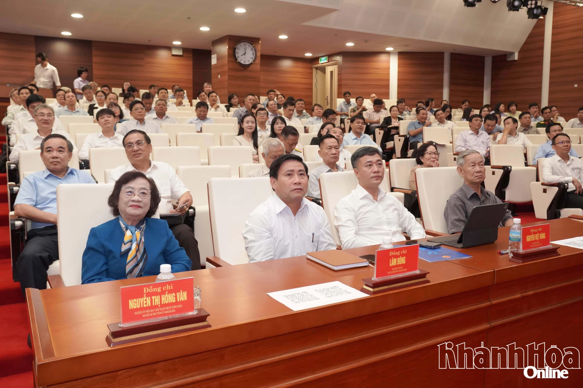 Các đồng chí: Nguyễn Thị Hồng Vân - nguyên Ủy viên Trung ương Đảng, nguyên Bí thư Tỉnh ủy; Lâm Đông; Nguyễn Việt Hùng và các đại biểu tham dự tại điểm cầu Khánh Hòa.