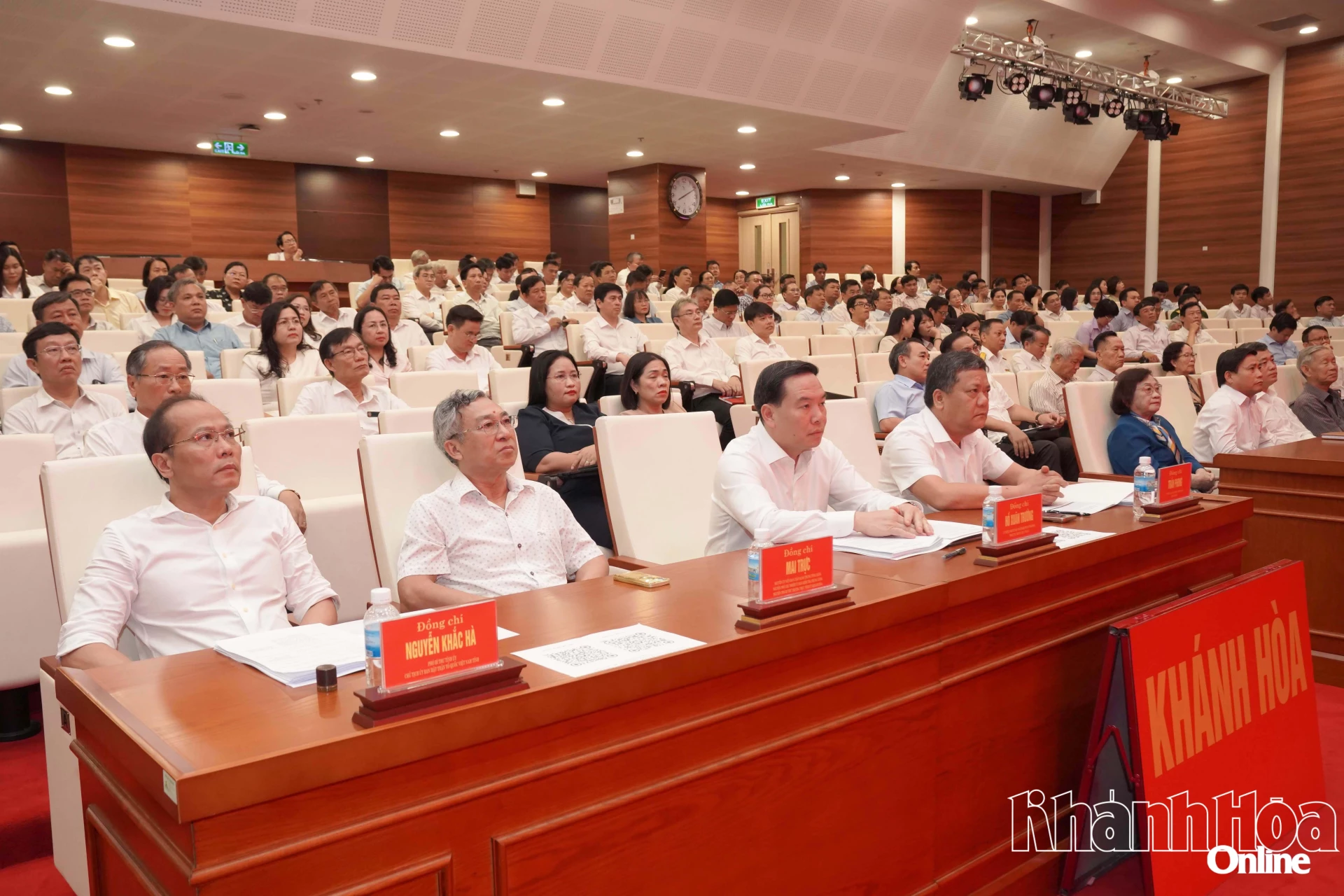 Đồng chí Nguyễn Khắc Hà và các đồng chí lãnh đạo, các đại biểu tham dự tại điểm cầu Khánh Hòa.